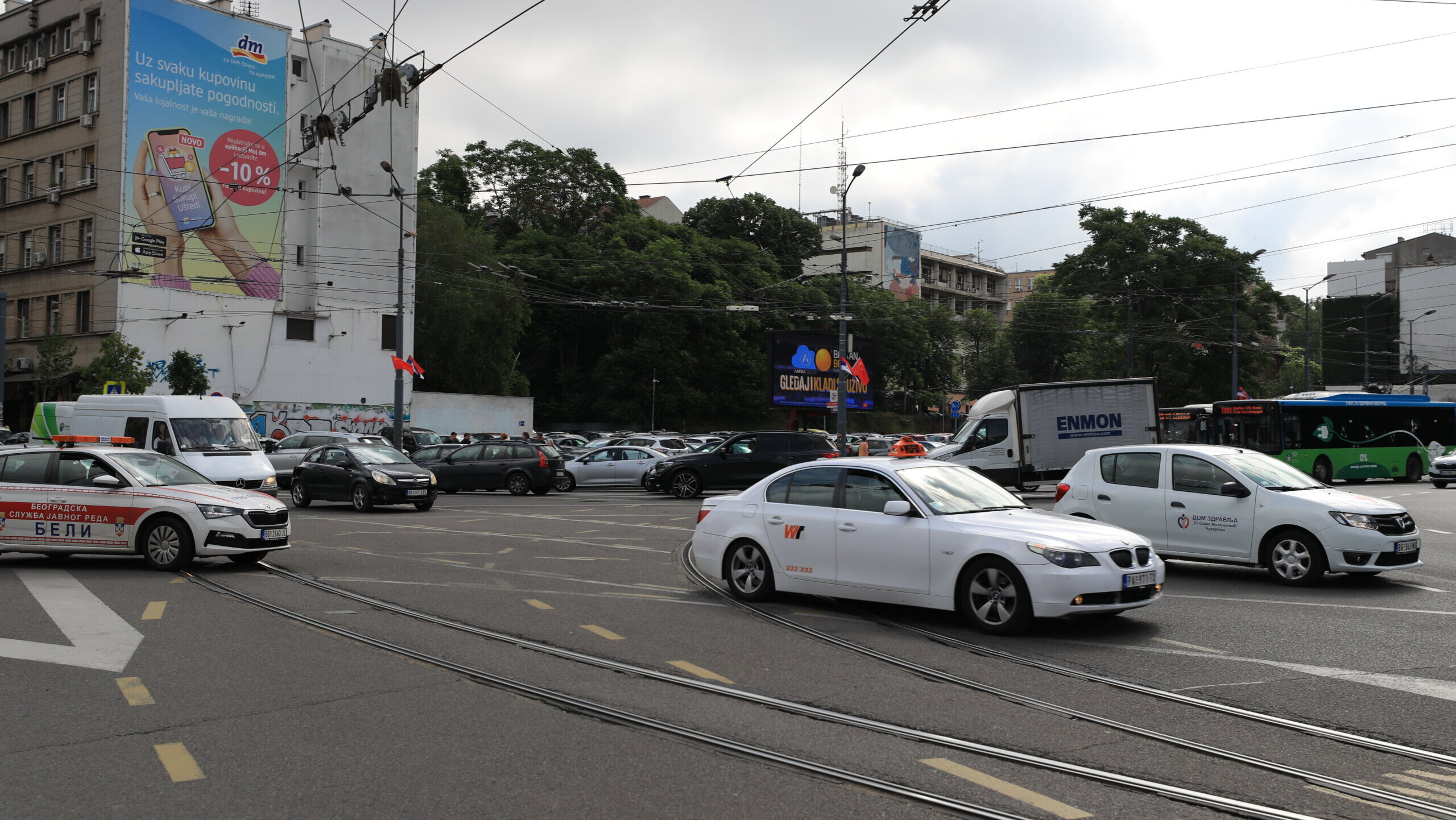 Svi taksi automobili u Beogradu od juče u belom (FOTO) 3