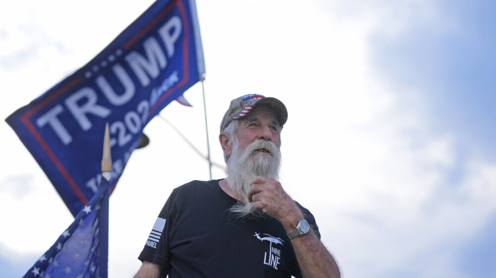 Trampove pristalice pozivaju na nerede 1