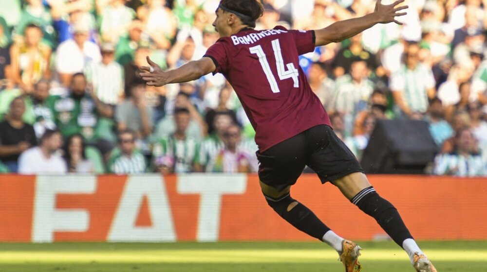 Finale Kupa Češke obeležio obračun huligana: Policija bespomoćno posmatrala tuču na terenu (video) 1