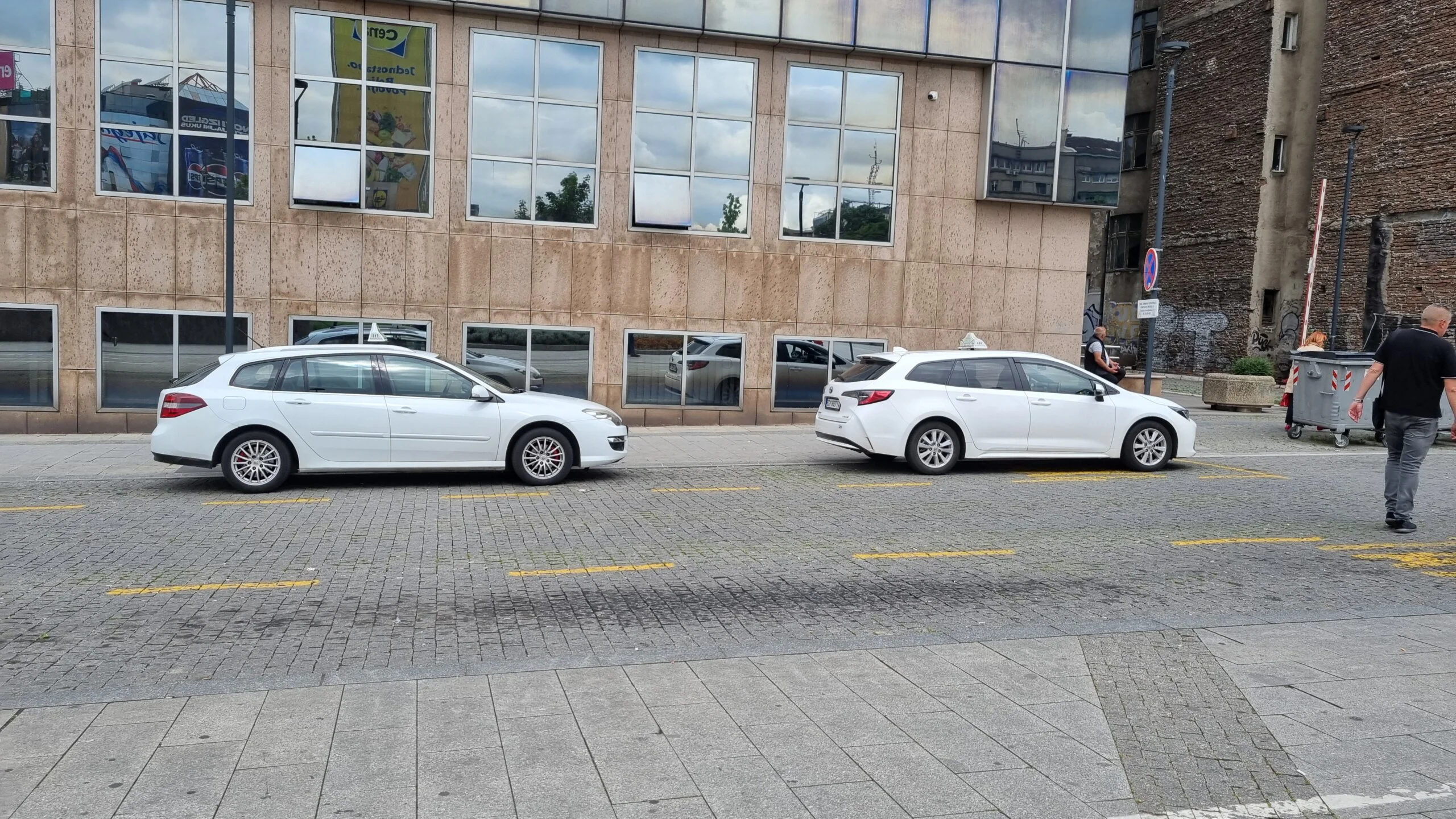 Svi taksi automobili u Beogradu od juče u belom (FOTO) 4