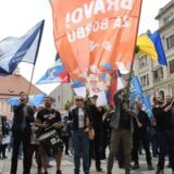 Počelo uništavanje bilborda opozicije u Novom Sadu 6