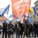 Počelo uništavanje bilborda opozicije u Novom Sadu 7