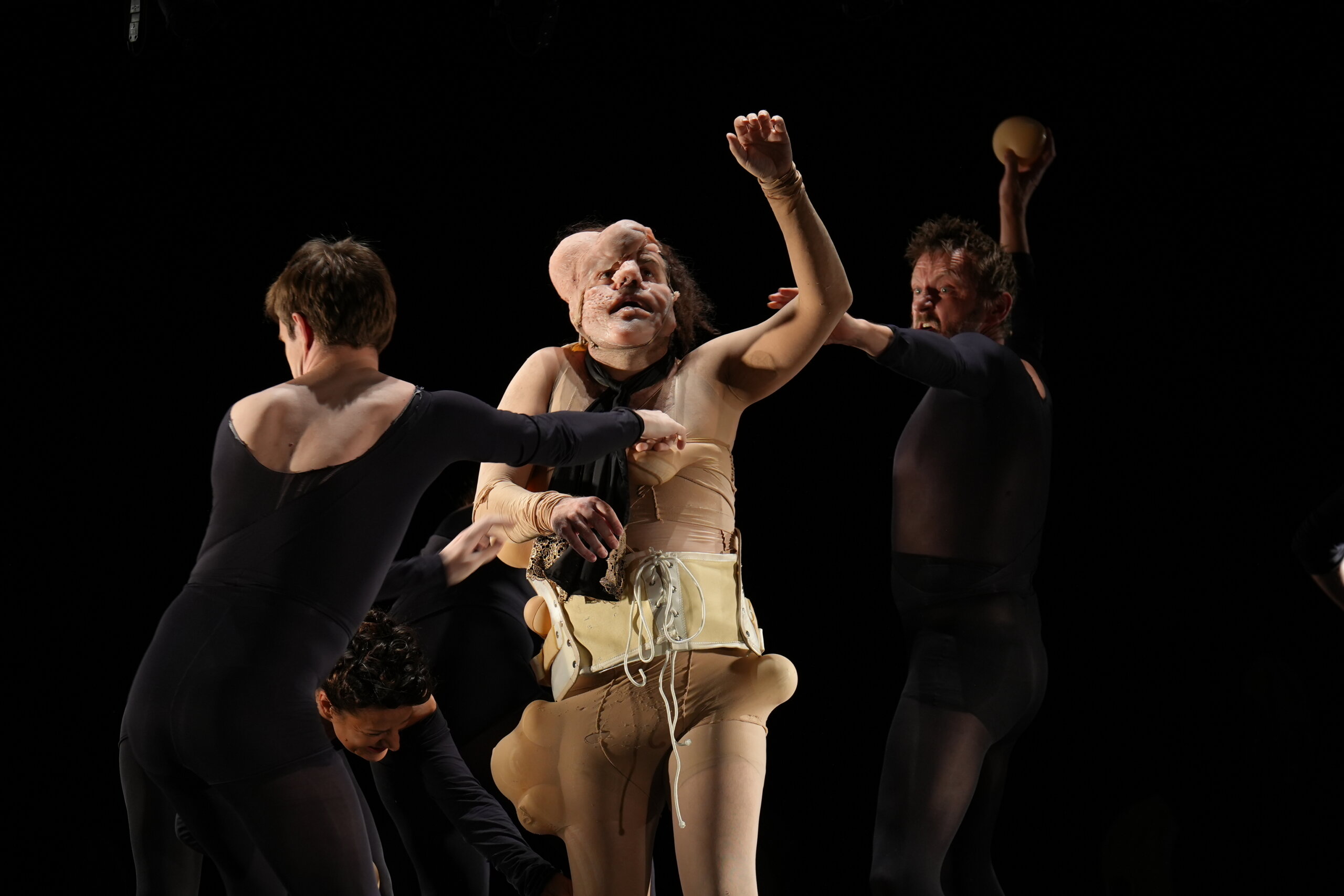 Društvo je mnogo nakaznije i strašnije od deformiteta čoveka koga ismeva: Premijera predstave "Čovek slon" u režiji Kokana Mladenovića u BDP 2