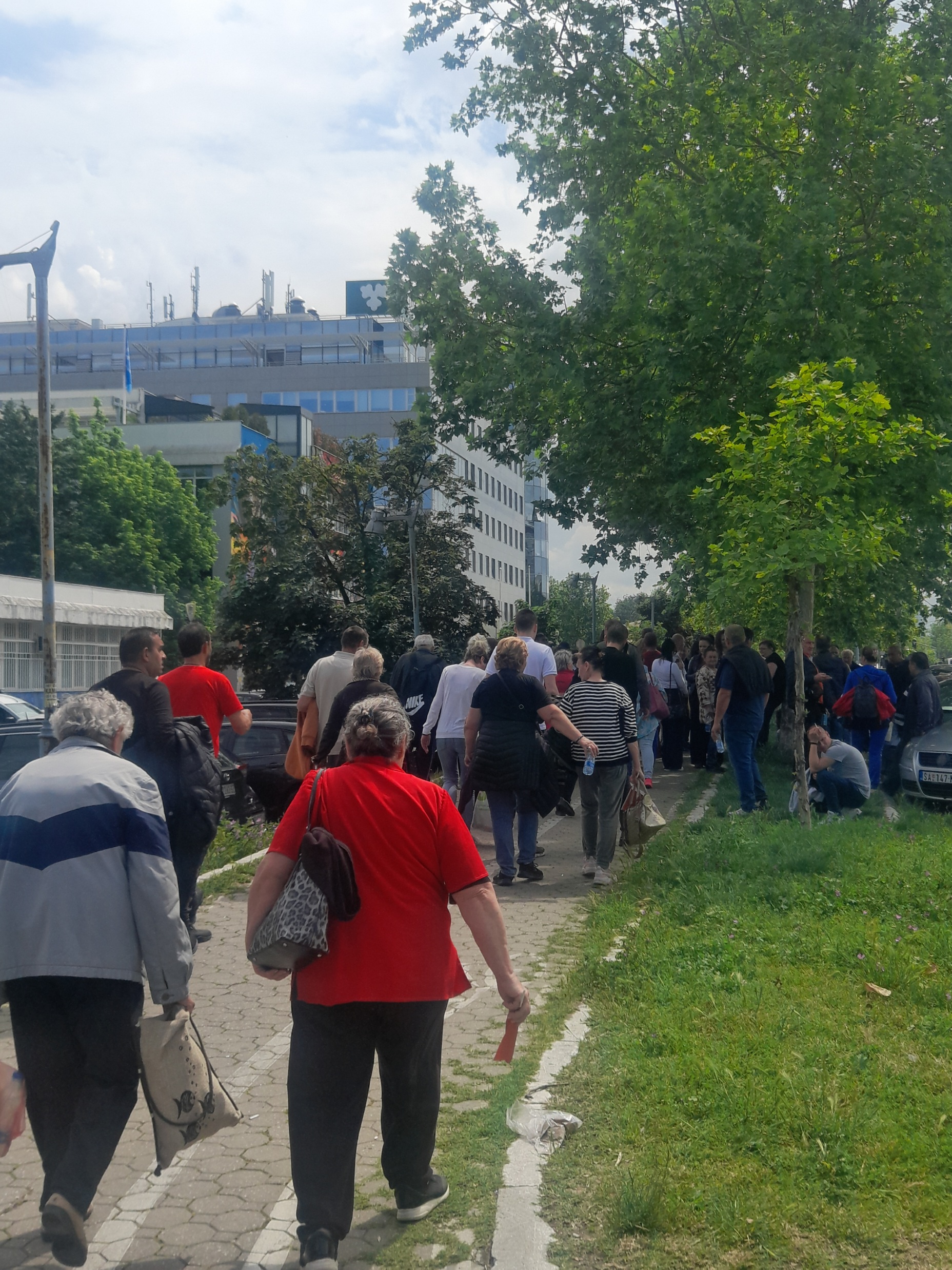 Sendviči što su nam ostali, svi će podelimo: Kako je srpski narod iz raznih mesta "spontano" došao u Beograd da izrazi ljubav kineskom predsedniku 2