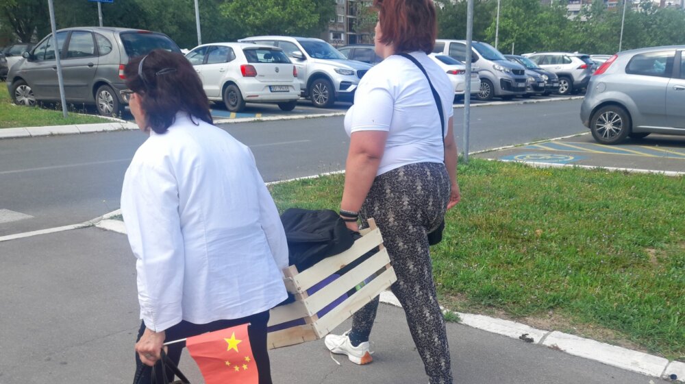 Sendviči što su nam ostali, svi će podelimo: Kako je srpski narod iz raznih mesta "spontano" došao u Beograd da izrazi ljubav kineskom predsedniku 1