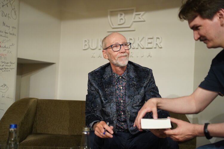 Kutije pune knjiga za potpis poznatog pisca epske fantastike Stivena Eriksona u SKC-u 1