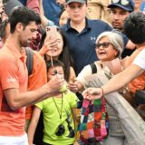 Dolazak Novaka Đokovića izazvao pometnju u Rimu, obezbeđenje uspelo da se izbori sa masom obožavalaca (VIDEO) 8