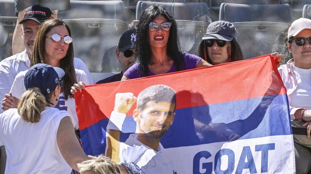 „Samo brzo kroz ovaj tunel, Nole“: Đoković proverio da li neko stoji sa flašicom na izlazu dok je napuštao teren (VIDEO) 2 „Samo brzo kroz ovaj tunel, Nole“: Đoković proverio da li neko stoji sa flašicom na izlazu dok je napuštao teren (VIDEO) 2