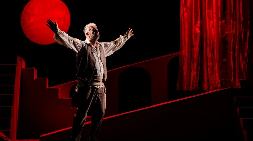 Muzička forma samo izgovor za dirljivu dramu: Kultni brodvejski mjuzikl „Zorba” premijerno u kragujevačkom Teatru 1