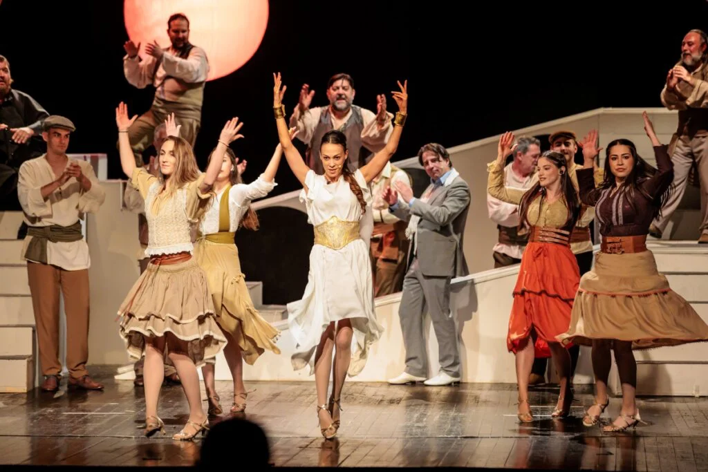 Muzička forma samo izgovor za dirljivu dramu: Kultni brodvejski mjuzikl „Zorba” premijerno u kragujevačkom Teatru 2