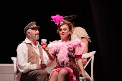 Grk Zorba Kragujevac 03 Muzička forma samo izgovor za dirljivu dramu: Kultni brodvejski mjuzikl „Zorba” premijerno u kragujevačkom Teatru 3