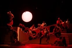 Muzička forma samo izgovor za dirljivu dramu: Kultni brodvejski mjuzikl „Zorba” premijerno u kragujevačkom Teatru 4