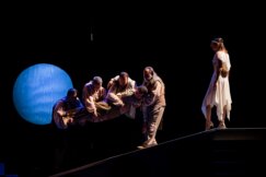 Grk Zorba Kragujevac 07 Muzička forma samo izgovor za dirljivu dramu: Kultni brodvejski mjuzikl „Zorba” premijerno u kragujevačkom Teatru 7