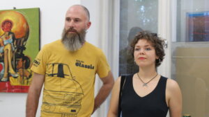 Ljudi beže iz Srbije jureći bolje mesto, dok ustvari ceo svet gori: Umetnici o izložbi „Koordinate potrebe“