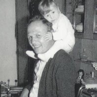 Iva Radić sa ocem 2 "Samo želim da nađem tatine kosti i dostojno ga sahranim": Iva Radić za Danas o nestanku oca u Vukovaru 1991. i čoveku koga optužuje da ga je odveo 3