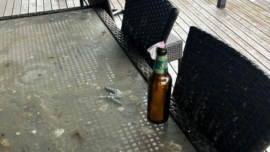 Pronađena puška i molotovljevi kokteli na jednom od nelegalnih splavova na Savi (FOTO) 1