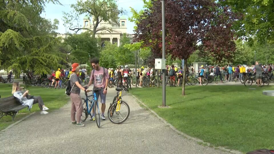 Biciklisti u protestnoj vožnji Beogradom, blokiraju jednu traku Pančevačkog mosta 1