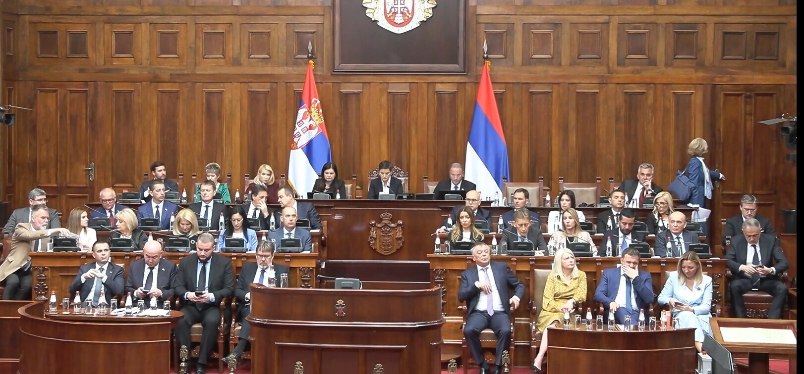 UŽIVO: Skupština Srbije nastavlja raspravu o vladi: Naprednjak Radoslav Miloičić Kena zaradio opomenu jer je uneo alkohol u salu (FOTO/VIDEO) 9