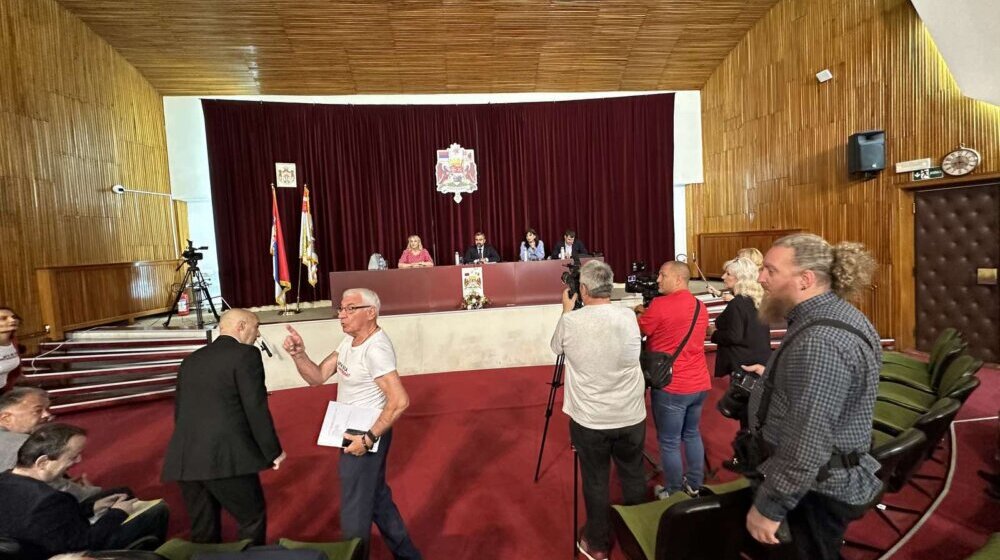 Pobeda opozicije, vlast bojkotuje sednicu parlamenta koju je ona zakazala: Milan Tanović (POKS) povodom otkazivanja sednice Skupštine grada Kragujevca 1