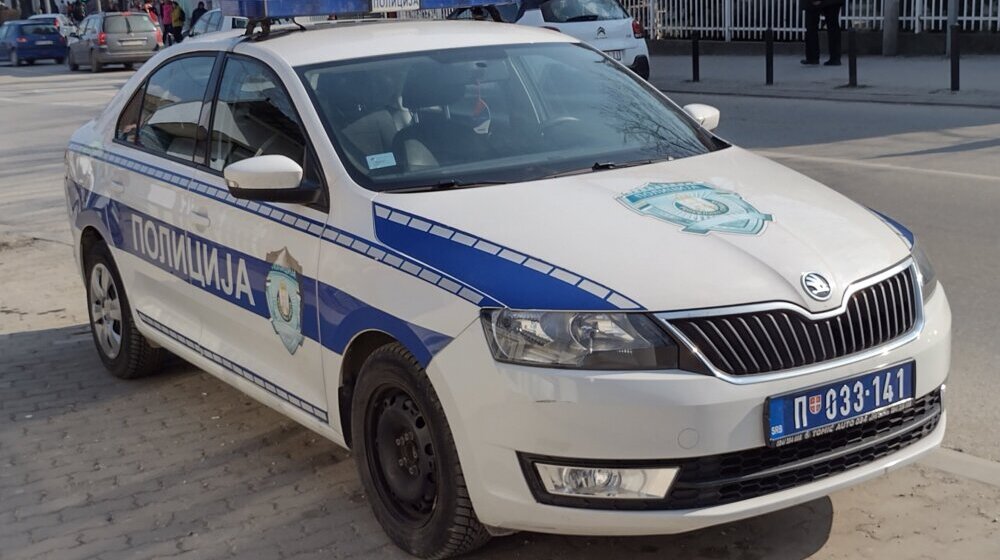 Muškarac u Kragujevcu izazvao saobraćajnu nezgodu, pobegao sa lica mesta, potom vređao pa napao policajce nanevši im lakše povrede 8