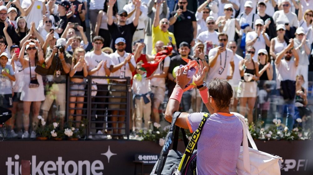 Rafael Nadal na putu koji vodi iz Rima, nekoliko hiljada navijača ispratilo Španca ovacijama dok je napuštao sportski centar (VIDEO) 1