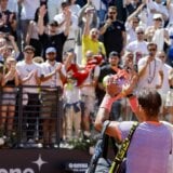 Rafael Nadal na putu koji vodi iz Rima, nekoliko hiljada navijača ispratilo Španca ovacijama dok je napuštao sportski centar (VIDEO) 5