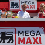 Rudolf van Vin predstavio kupcima u MEGA MAXI-ju kolač sa jabukama 7