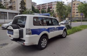 Pripadnici policije isključili su iz saobraćaja vozača autobusa N. P. (40), koji je danas oko 12 časova trebalo da prevozi učenike trećeg razreda Osnovne škole "Ujedinjene nacije" od te škole do "Teatra Vuk" u Bulevaru kralja Aleksandra, jer je utrđeno da je bio pod dejstvom psihoaktivnih supstanci.