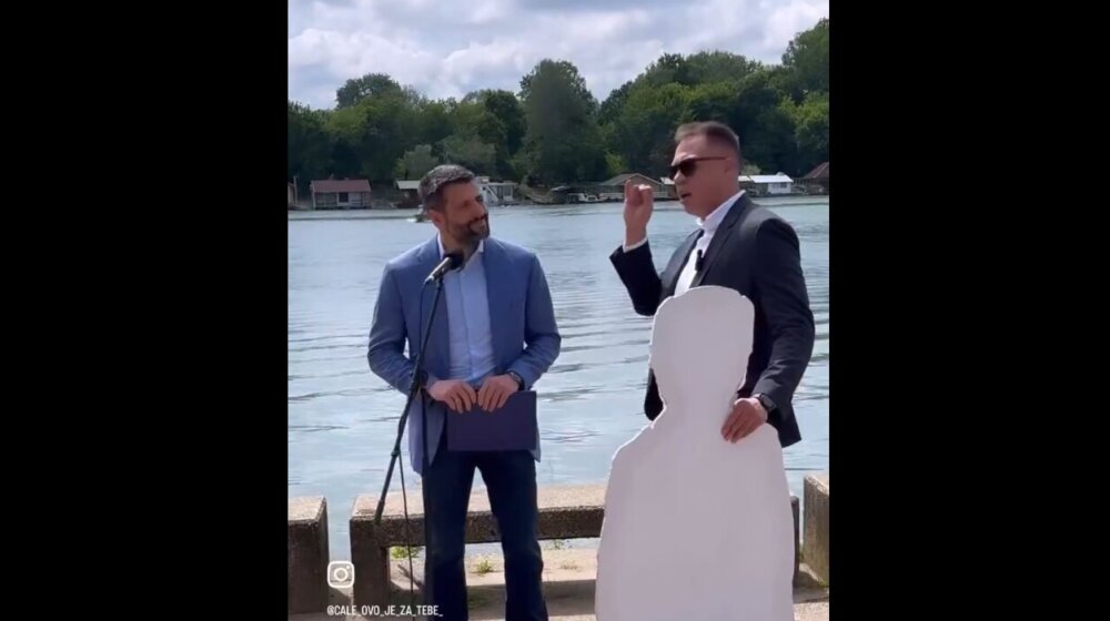 Petar Đurić doneo Šapiću zatvorsko odelo: Kako je izgledao susret dvojice kandidata za gradonačelnika Beograda? (VIDEO) 1