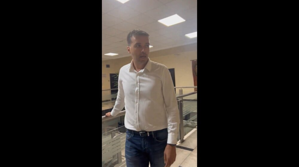 Savo Manojlović najavio da će preko vikenda da spava u Opštini Čukarica, razlog - overitelji za potpise 1