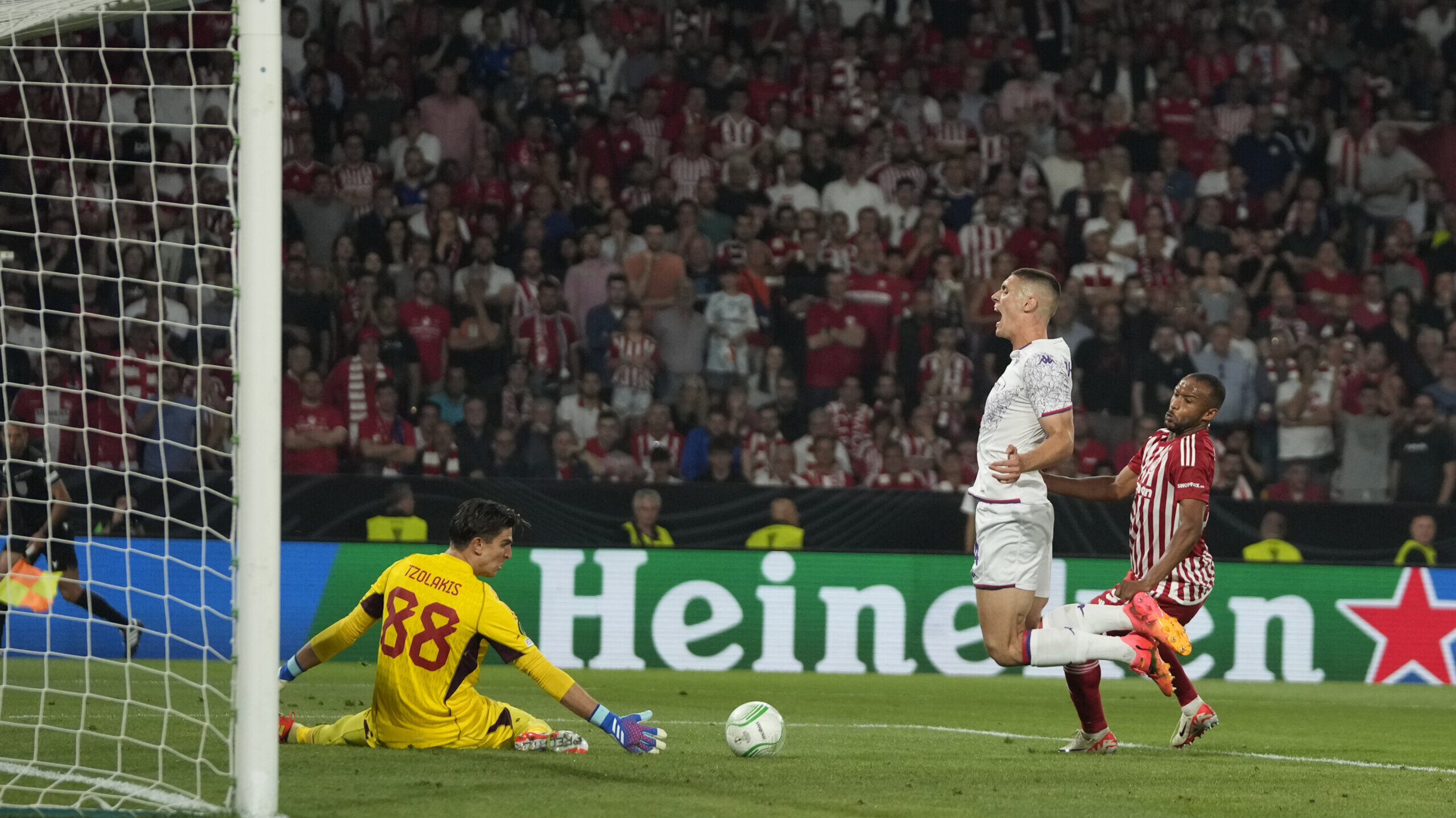 Olimpijakos pobedio Fiorentinu u finalu Lige konferencija, prvi evropski trofej za klub iz Pireja 2