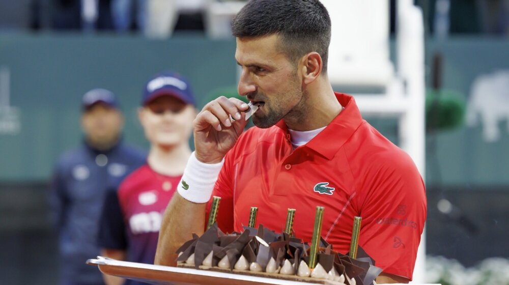 Novak Đoković dobio pesmu i tortu za 37. rođendan od organizatora, za pobedu se sam pobrinuo (VIDEO) 1