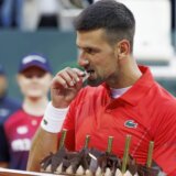 Novak Đoković dobio pesmu i tortu za 37. rođendan od organizatora, za pobedu se sam pobrinuo (VIDEO) 11