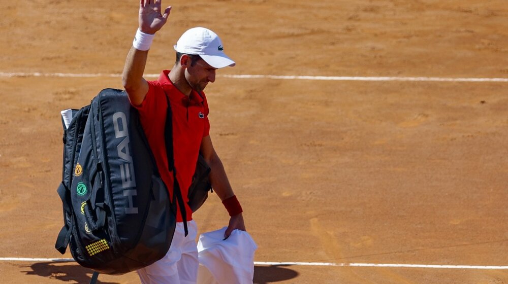 „Samo brzo kroz ovaj tunel, Nole“: Đoković proverio da li neko stoji sa flašicom na izlazu dok je napuštao teren (VIDEO) 1