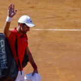 „Samo brzo kroz ovaj tunel, Nole“: Đoković proverio da li neko stoji sa flašicom na izlazu dok je napuštao teren (VIDEO) 11