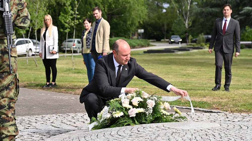 Obeležen Dan pobede nad fašizmom u Novom Sadu: Gradonačelnik Đurić položio vence na Spomen groblju 1