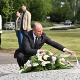 Obeležen Dan pobede nad fašizmom u Novom Sadu: Gradonačelnik Đurić položio vence na Spomen groblju 7