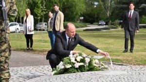 Obeležen Dan pobede na fašizmom u Novom Sadu: Gradonačelnik Đurić položio vence na Spomen groblju