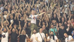 Ko je Marko Bosanac, vođa naprednjačkih „navijača“ koji je predvodio skandiranje Vučiću na mitingu SNS?