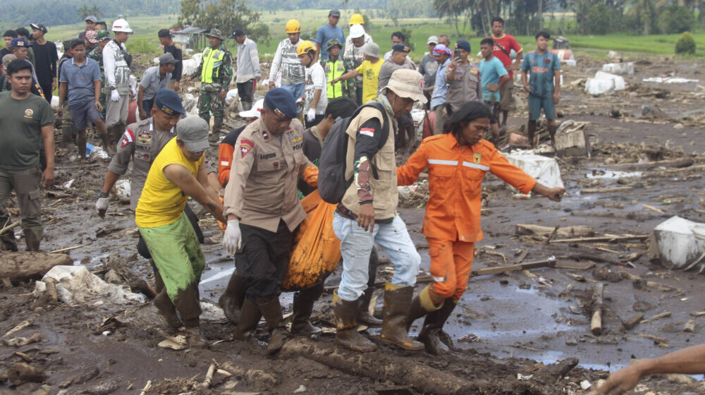 Erupcija vulkana i poplave u Indoneziji, poginulo najmanje 50 osoba 1
