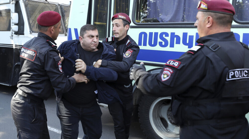 Demonstranti koji zahtevaju ostavku jermenskog premijera sukobili se sa policijom u Jerevanu 1