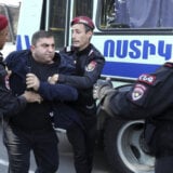 Demonstranti koji zahtevaju ostavku jermenskog premijera sukobili se sa policijom u Jerevanu 4