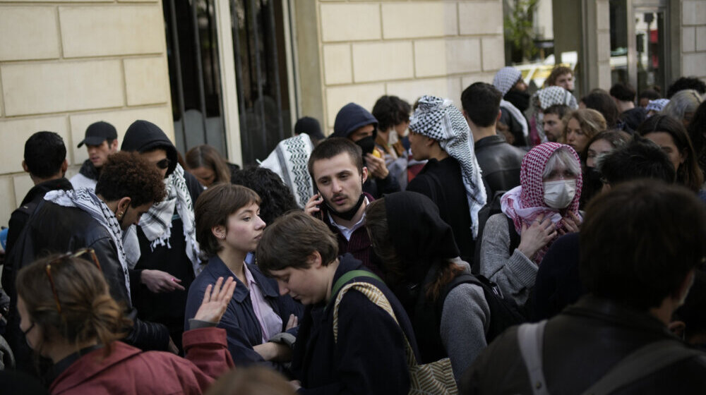 Policija isterala propalestinske demonstrante sa univerziteta Sijans Po u Parizu 7