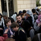 Policija isterala propalestinske demonstrante sa univerziteta Sijans Po u Parizu 11