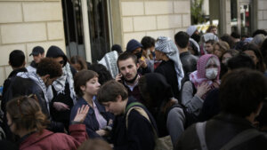 Policija isterala propalestinske demonstrante sa univerziteta Sijans Po u Parizu