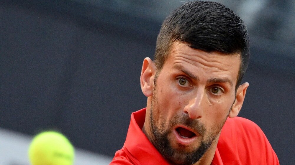 Ovako je Đokoviću pala flaša na glavu iz ranca gledaoca (VIDEO) 1