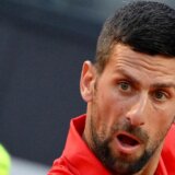 Ovako je Đokoviću pala flaša na glavu iz ranca gledaoca (VIDEO) 12