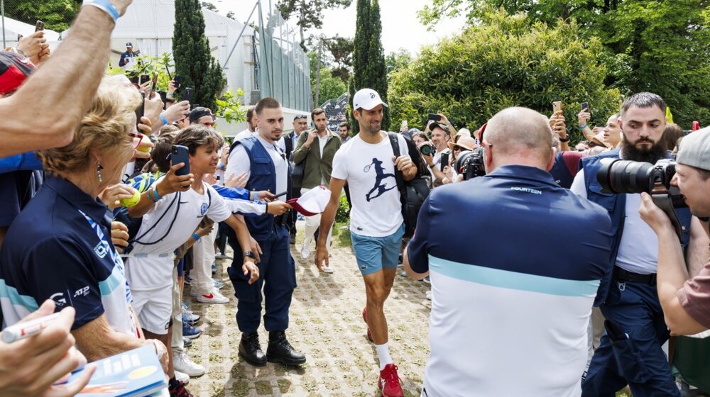 Đoković na stadionu u Ženevi: Poseban poklon Serveta za šampiona, fotografisanje sa Srbima iz Jang bojsa (FOTO) 1