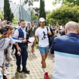 Đoković na stadionu u Ženevi: Poseban poklon Serveta za šampiona, fotografisanje sa Srbima iz Jang bojsa (FOTO) 2