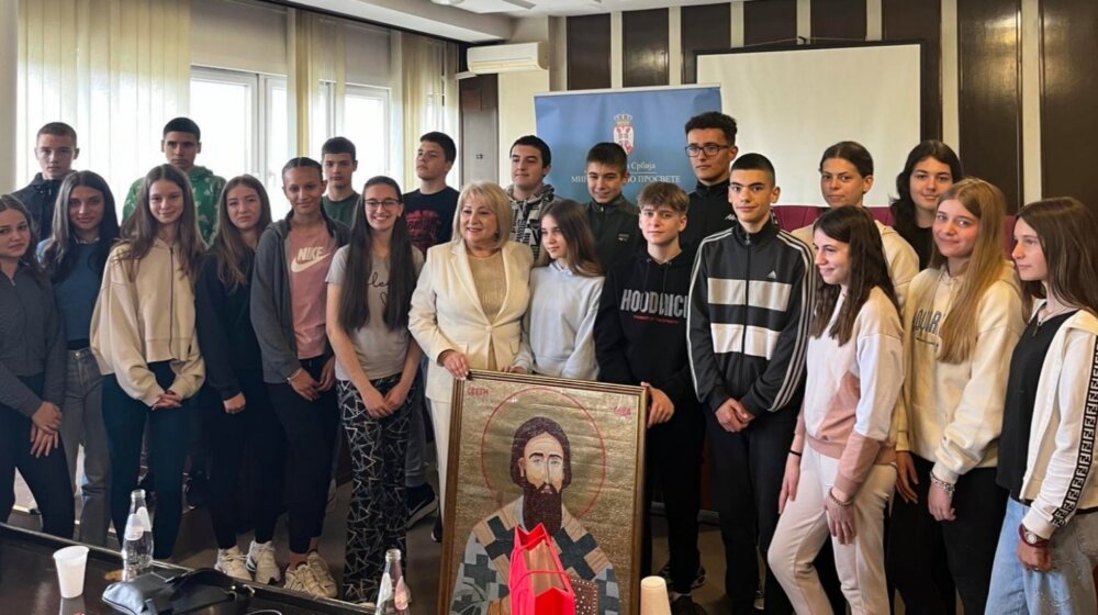Osnovci uručili ministarki prosvete ikonu Svetog Save koju su radili četiri godine 1